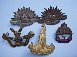 Group Of 5 Ww1 - 2 Australian Collar And Cap Badges And Enamel Sweetheart Pin.
