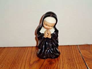 Vtg Ardalt Art Praying Nun Figurine 6945a Black Habit Gold Rosary 4 1/4 "