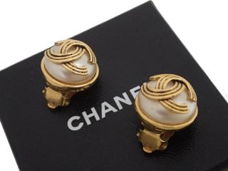 Auth Chanel Cc Logo Vintage 94a Clip - On Round Earrings Faux Pearl/metal - E40325