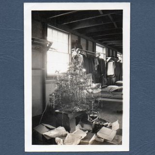 Vintage Found Photo Snapshot Ca.  1940s Tinsely Xmas Tree Ww2 In Army Barracks?