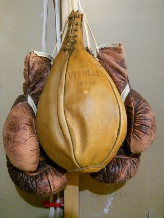 Vintage Everlast Leather Boxing Punching Speed Bag & 16oz Boxing Gloves