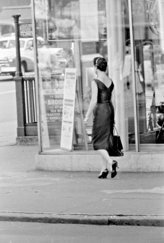 Vtg 1950s 35mm Negative Nyc Brunette Walking Corner Near Bmt Subway 499 - 33