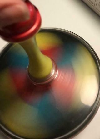 VINTAGE CHILD ' S COLOR CHANGING SPINNING TOP THAT HUMS 2