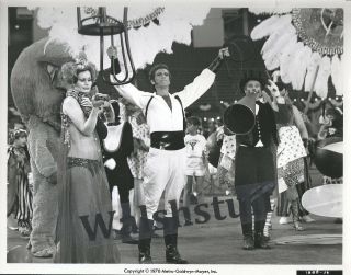 " Brewster Mccloud " Sally Kellerman Part Of Circus Act In 1970 Mgm 8x10 B&w Photo