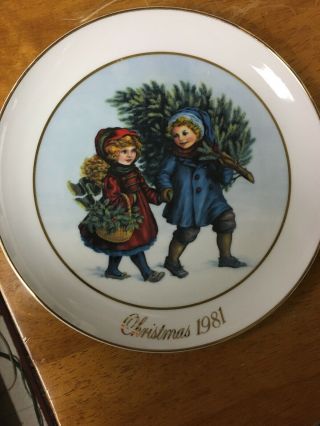 Vintage Avon Christmas Plate " Sharing The Christmas Spirit " First Edition 1981