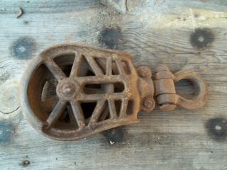 Old Farm Tool Hay Barn Trolley Cast Iron Pulley Embossed H254 9.  5 " L Myers Well