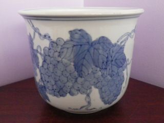 Fab Vintage Chinese Blue & White Porcelain Grape Vine Design Planter 13 Cms Tall