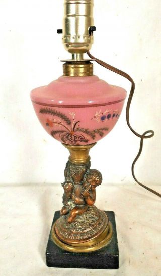 ANTIQUE VICTORIAN FIGURAL OIL LAMP - HAND PAINTED PINK GLASS FONT 2