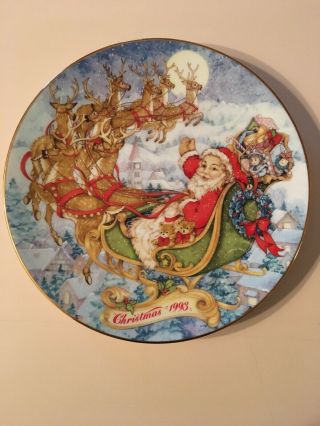 Avon 8” Christmas Plate.  Trimmed In 22k Gold.  1993