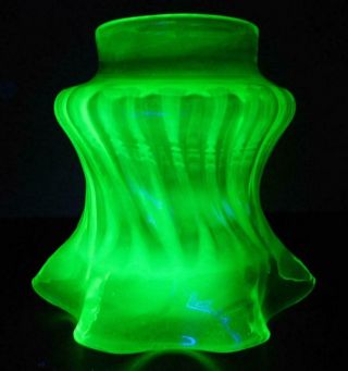 Auc1 Uranium Opalescent Glass Lamp Shade For Table Or Bracket Oil Lamp