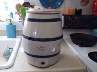 Vintage Robinson Ransbottom 2 Gallon Water Crock With Lid