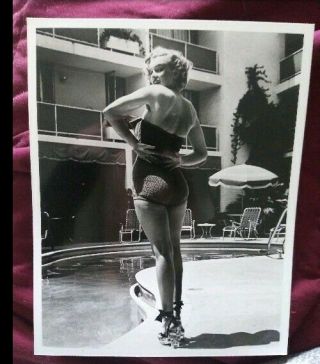 Vintage Photo Of Marilyn Monroe By Pool At Avelon Hotel 1951