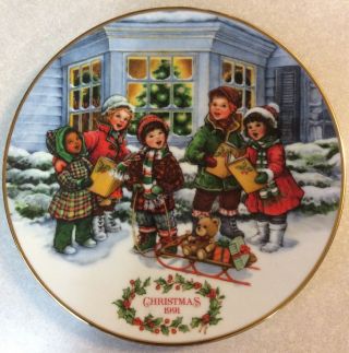 Avon 1991 Christmas Plate " Perfect Harmony " Porcelain Trimmed In 22k Gold