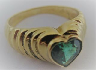 VINTAGE 18 KARAT YELLOW GOLD AND HEART SHAPE COLOMBIAN EMERALD RING 2