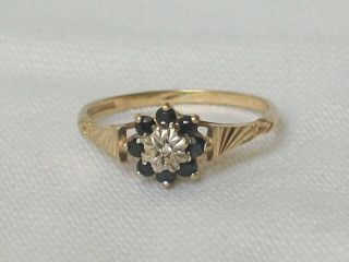 A VINTAGE LADIES 9ct 375 GOLD DIAMOND & SAPPHIRE CLUSTER RING.  1.  3gm.  SIZE M. 2