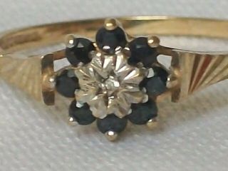 A VINTAGE LADIES 9ct 375 GOLD DIAMOND & SAPPHIRE CLUSTER RING.  1.  3gm.  SIZE M. 3