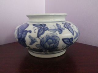 Fab Vintage Chinese Porcelain Blue/white Butterflies Des Planter 10 Cms Tall