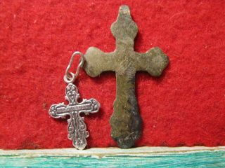 DETECTING FIND 2 SMALL LARGE 20MMX15MM 40X25MM 1 SILVER? RELIGIOUS CROSSESS 2