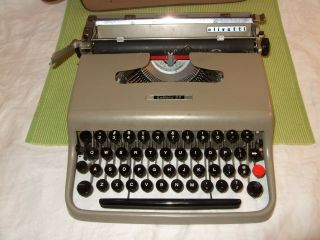 Antique 1955 Olivetti Lettera 22 Vintage Typewriter Olive Green Tan Port