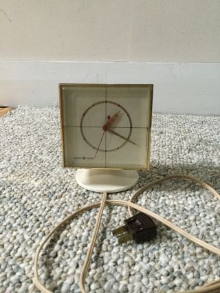 Vintage General Electric Ge Table Top Mid Century White Alarm Clock Model 7343