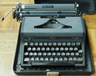 Vintage Royal Quiet De Luxe Portable Typewriter W/ Case - Cond