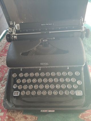 Old Vintage Royal Quiet Deluxe Portable Typewriter W/case With Orig Key