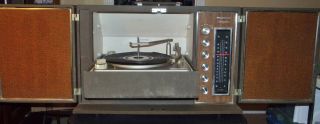 Vintage Magnavox Stereophonic Large Portable Am/fm Radio Turntable Record Player
