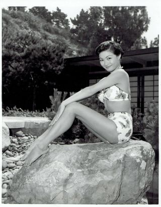 1958 Vintage Photo Barefoot Leggy Model Nobu Mccarthy Cheesecake Poses Swimsuit
