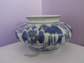 FAB VINTAGE CHINESE PORCELAIN BLUE/WHITE FISH & SEAWEED DES PLANTER 10 CMS TALL 2