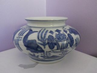 FAB VINTAGE CHINESE PORCELAIN BLUE/WHITE FISH & SEAWEED DES PLANTER 10 CMS TALL 3