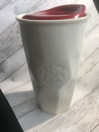 Starbucks Faceted White Ceramic Mug Tumbler 10 Oz Red Lid 2013 Travel Pre - Owned