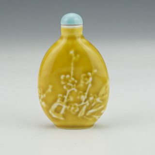 Antique Chinese Porcelain - Yellow Glazed Oriental Scene Snuff Bottle - Lovely