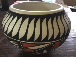 Vtg Acoma Mexico Pueblo Native American Indian Pottery Pot By N.  Victorino
