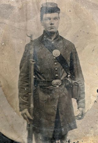 Antique Civil War Tintype Photo / 1/6 Plate / Union Soldier / Armed w/ Rifle 3