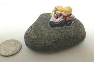Candy Designs Norway Norwegian - Boy And Girl Hugging On A Pet Rock Figurine
