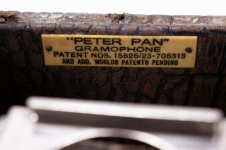 VINTAGE PORTABLE COMPACT PETER PAN WINDUP GRAMOPHONE RECORD PLAYER 2