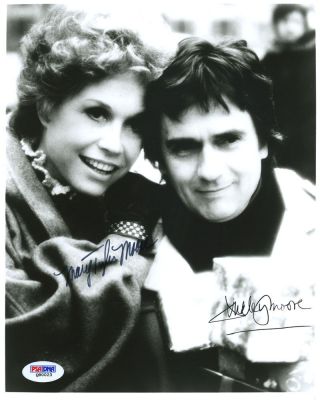 (ssg) Very Rare Mary Tyler Moore & Dudley Moore Signed 8x10 Photo - Psa/dna