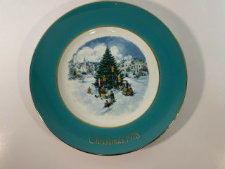 Vintage Avon Christmas Plate Trimming The Tree 1978 - With Box