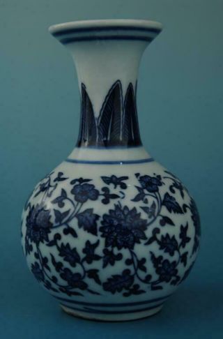 Chinese Old Hand - Made Blue & White Porcelain Vase Flower Pattern B01