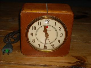 Vintage General Electric Clock Alarm Clock Plug - In Shelf Nightstand Clock