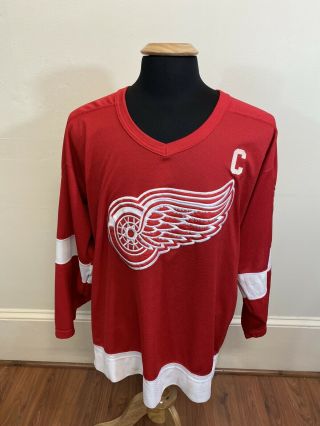 Vintage Detroit Red Wings Steve Yzerman Hockey Jersey Size Large Starter