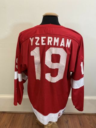 Vintage Detroit Red wings Steve Yzerman Hockey Jersey Size Large Starter 3
