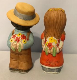 Vintage 1979 Figurines Lucy Rigg Flowers Set of Boy and Girl Kissing Signed J22 2