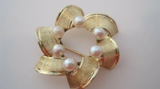 Vintage 14k Yellow Gold Round Brooch With Pearls