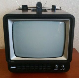 Vintage Rca Portable Playmate 9 Tv B/w Television Axr - 095 - L