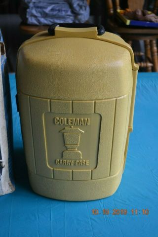 Extremely Vintage 1977 Yellow Coleman Lantern Clam Shell Carrying Case 2