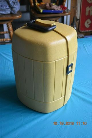 Extremely Vintage 1977 Yellow Coleman Lantern Clam Shell Carrying Case 3