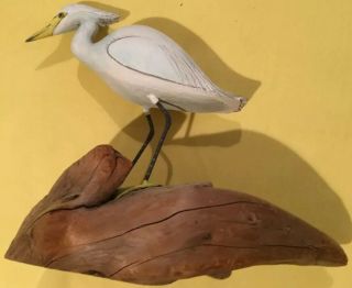 HAND CARVED AND PAINTED SNOWY EGRET ON DRIFT WOOD - 4 5/8” TALL - DRIFT WOOD 5” LONG 2