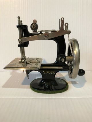 Gorgeous Vintage Singer No 20 - 1 Toy Sewing Machine,  7 Spoke,  Smooth Motion