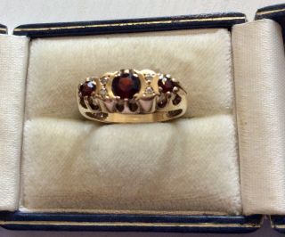 Quality Ladies Vintage Solid 9ct Gold Garnet & Diamond Ring - N